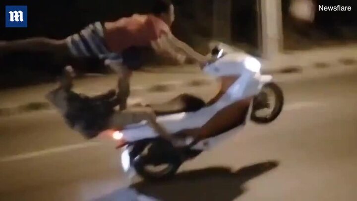 Video: Người đàn ông bốc đầu, đứng một chân đua xe ở Hà Nội lên báo Anh