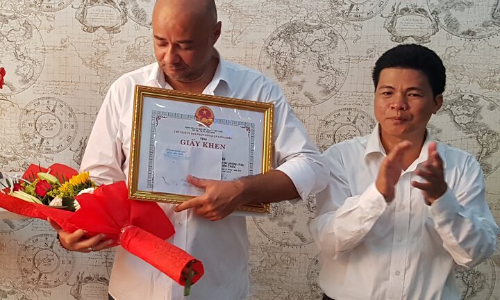 Khen thưởng du khách nước ngoài lao vào nhà nghỉ đang cháy cứu 2 em nhỏ