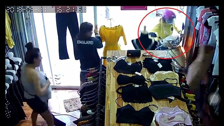 Clip: Nữ 'ninja Lead' lao xe húc vỡ kính cửa hàng quần áo