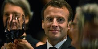 Video: Tổng thống Pháp gây 'bão' khi nói vợ Thủ tướng Australia 'ngon'