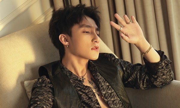 Để fan chờ mòn mỏi, Sơn Tùng M-TP chỉ tung teaser vài giây đầy ma mị