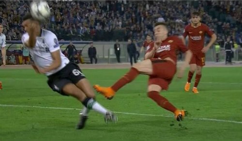 Roma bị từ chối hai quả phạt đền trước Liverpool