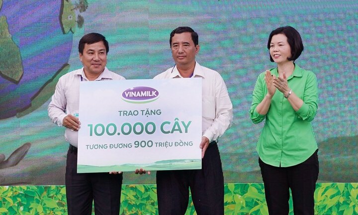 Vinamilk trồng gần 100 ngàn cây xanh và trao tặng 66.000 ly sữa tại Cà Mau