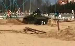 Video: Ngồi trên xe tăng triển lãm, cả gia đình suýt bị nghiền nát dưới gầm xe