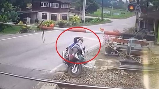 Clip: Cố vượt barie, nữ 'quái xế' ngã ngửa giữa đường ray tàu hỏa