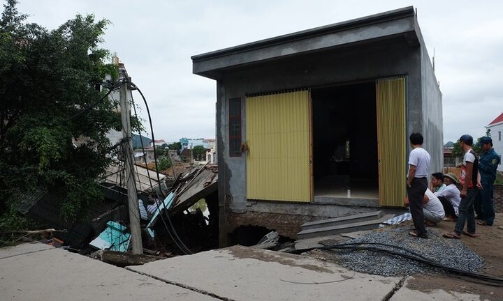 Video: Kinh hãi đê sụt lún, hố sâu gần 7m 'nuốt' trọn nhà dân tại Hà Nội