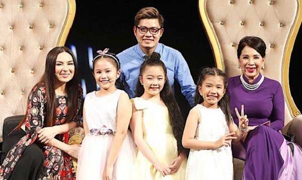 Con gái 8 tuổi của nhạc sĩ Nguyễn Văn Chung trổ tài ảo thuật