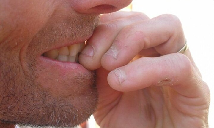 Cắn móng tay, nam thanh niên 28 tuổi suýt chết