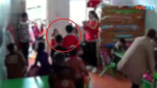 Clip: Cô giáo mầm non bắt 17 bé gái xếp hàng, nhổ nước bọt vào mặt bé trai