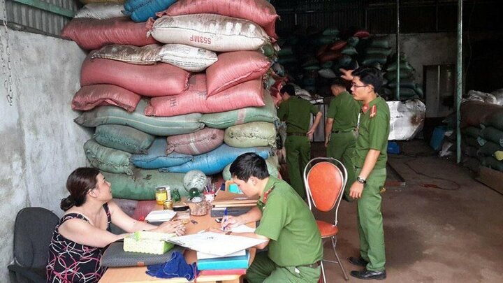 Trộn than pin vào phế phẩm cà phê ở Đắk Nông: Bắt giam 5 nghi can
