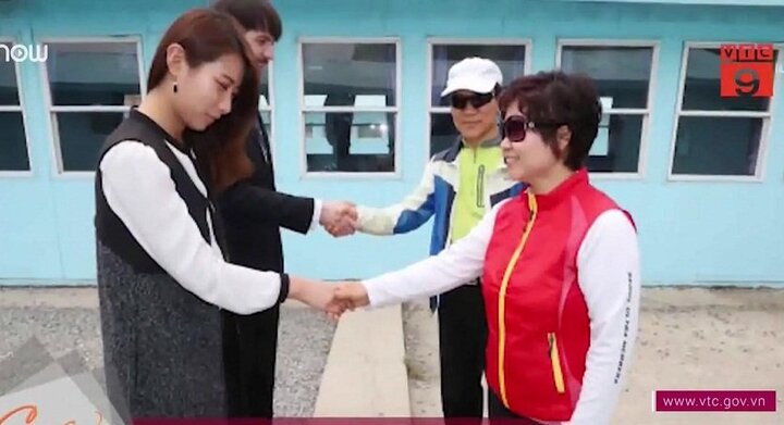 Trào lưu tái hiện cú bắt tay lịch sử của lãnh đạo Hàn - Triều