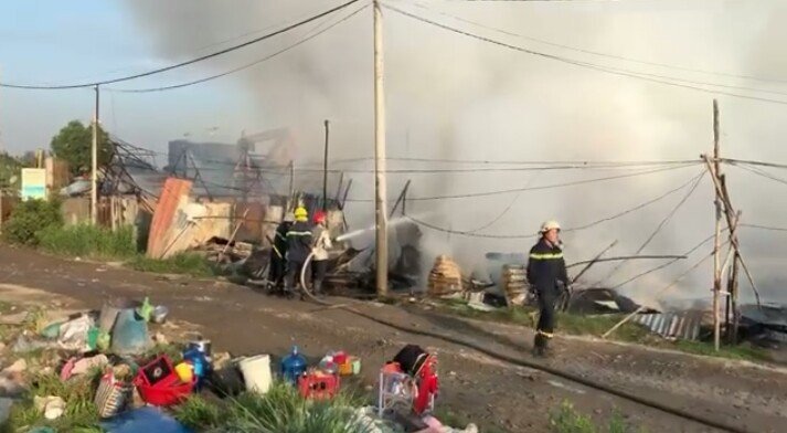 Hơn 40 căn phòng của công nhân ở TP.HCM cháy rụi