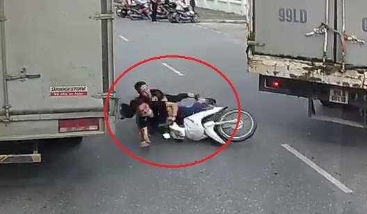 Clip: Thanh niên đi xe máy đánh võng như tráng trứng và cái kết 'sấp mặt'
