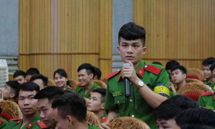 Buổi nói chuyện xúc động giữa sinh viên Cảnh sát và nạn nhân tai nạn giao thông