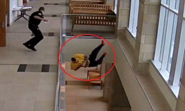 Clip: Bị cáo chạy trốn khỏi phòng xử án, ngã từ tầng 2 nứt hộp sọ