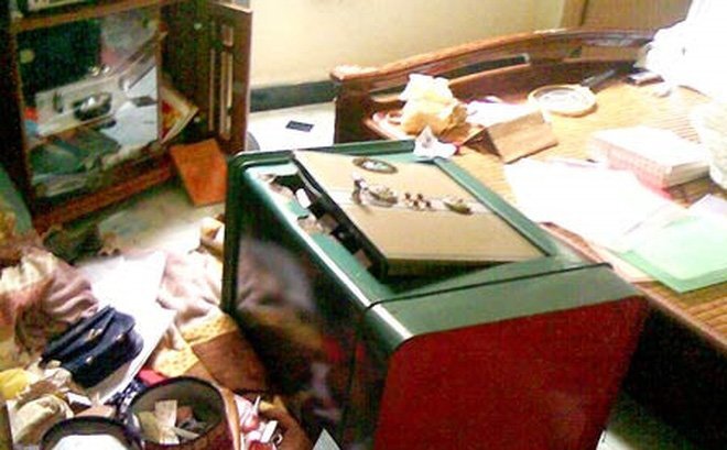 Bốn tên trộm phá cửa, khiêng két sắt đi đục phá 'cuỗm' 37 cây vàng