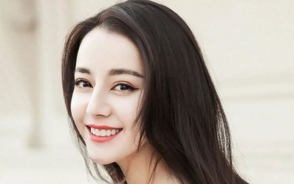 Địch Lệ Nhiệt Ba có 'cha nuôi' chống lưng, thực hiện 'quy tắc ngầm' ngủ với người khác để thăng tiến?