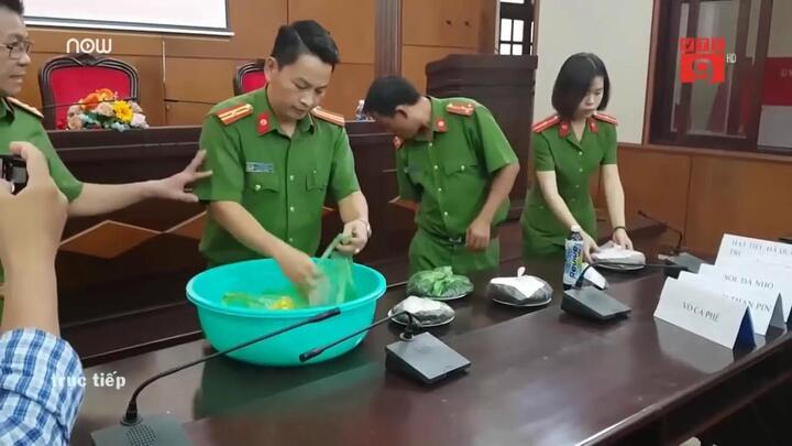Clip: Công an trực tiếp thử nghiệm trộn than pin, sỏi vào hồ tiêu