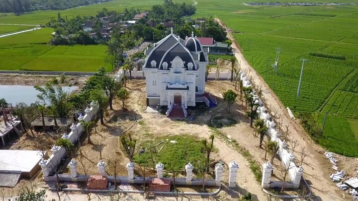 Video: Lâu đài nguy nga mọc lên giữa miền quê nghèo Hà Tĩnh