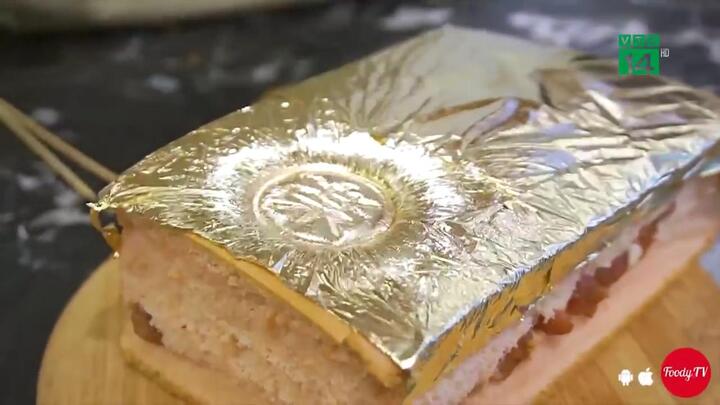 Bánh bông lan 8 vị dát vàng đang gây sốt có gì đặc biệt?