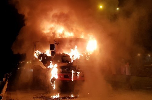 Xe tải bốc cháy ngùn ngụt lúc rạng sáng, tài xế nhảy khỏi xe thoát thân