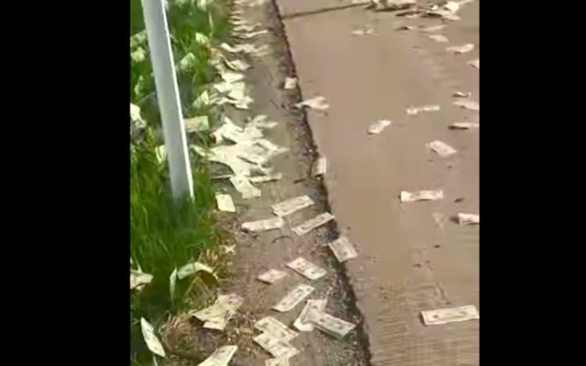 Video: Xe chở hơn nửa triệu USD bật tung cửa, nhiều tài xế lao ra hôi của