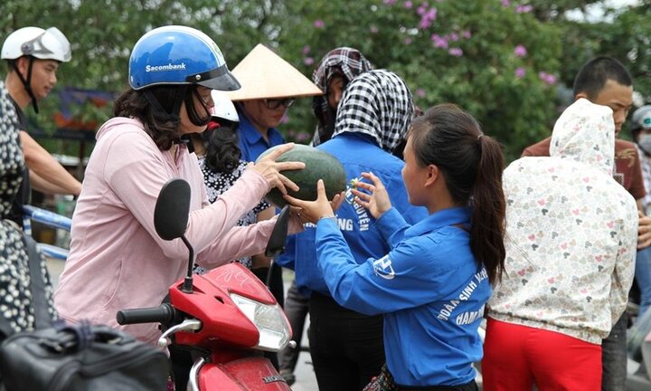 Video: Người Hà Nội đội nắng 'giải cứu' dưa hấu cho nông dân Quảng Ngãi