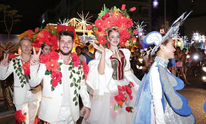 Đêm Đà Nẵng không ngủ với Carnaval đường phố rực rỡ sắc màu