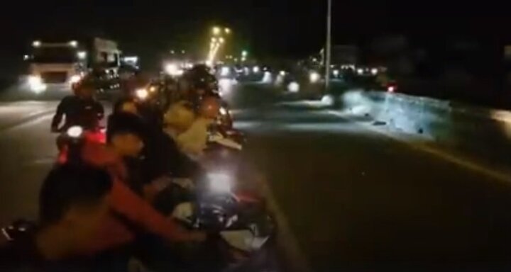 Hàng trăm thanh niên dàn trận trên quốc lộ tổ chức đua xe