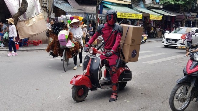 Vui mắt với hình ảnh Deadpool chạy Vespa cổ trên đường phố Hà Nội