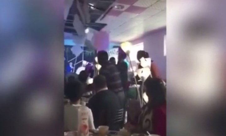 Video: Cô dâu tung hoa cưới làm trần nhà đổ sập