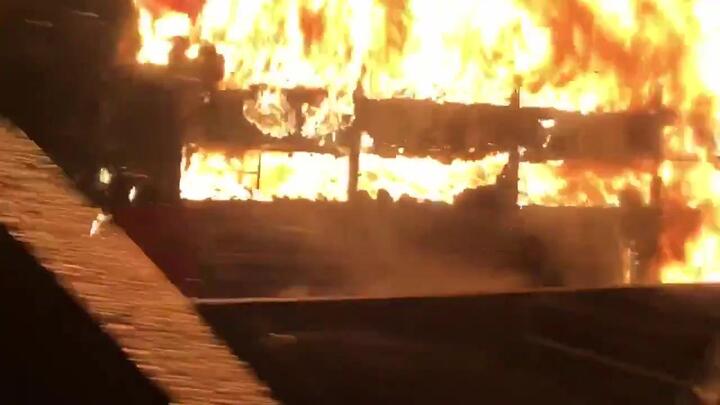 Clip: Xe khách giường nằm cháy ngùn ngụt trên cao tốc TP.HCM - Trung Lương