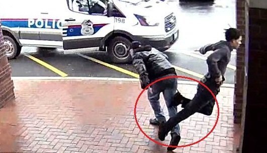 Clip: 'Người hùng' ngáng chân, hạ gục nghi phạm chạy trốn cảnh sát ngoạn mục