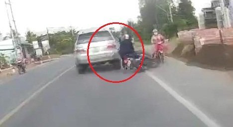 Clip: Tránh phụ nữ đi ngược chiều, xe máy va vào ô tô ngã nhào trên quốc lộ