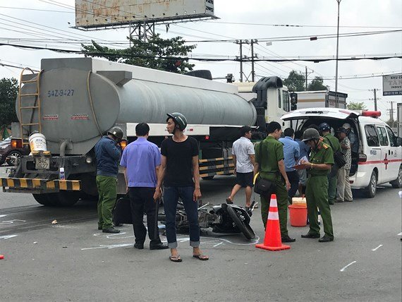 Xe máy chạm với xe bồn, cô gái trẻ bị cán chết thương tâm