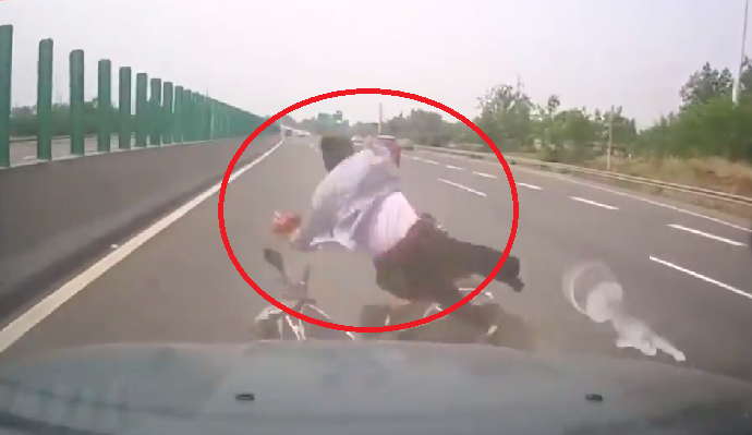 Clip: Xe máy đi ngược chiều phóng tốc độ cao, bị ô tô tông bay người