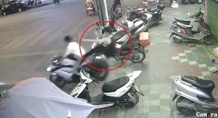 Bi hài clip mô tô phân khối lớn vọt ga, thanh niên ngồi sau ngã dập mông