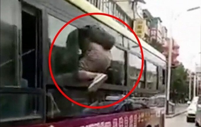 Clip: Tài xế xe buýt nhanh trí đóng cửa, trộm vật vã chui qua cửa sổ thoát thân