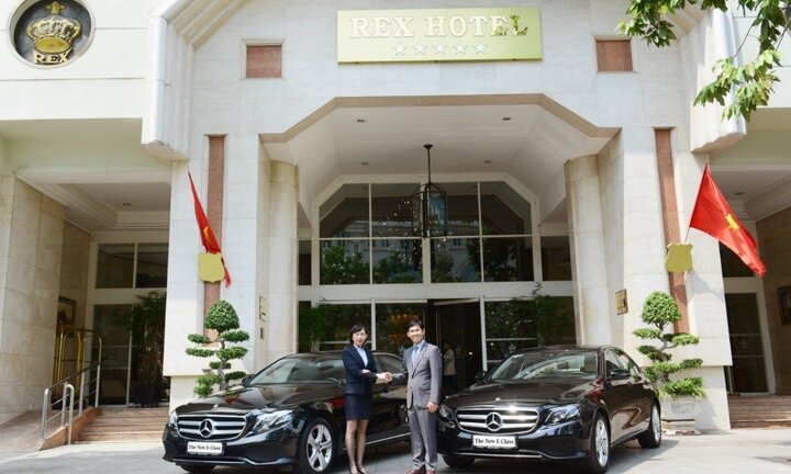 Khách sạn 5 sao Rex Hotel đón chào bộ đôi Mercedes-Benz E 250 thế hệ mới