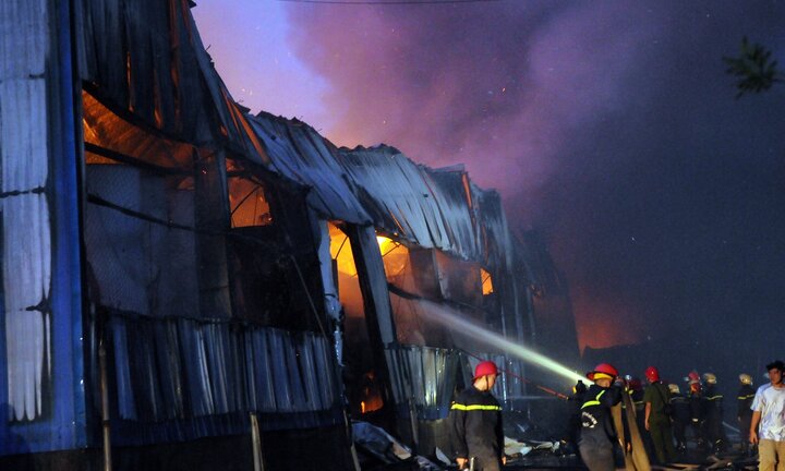 Kho chứa giấy ở TP.HCM cháy liên tục gần 5 giờ, thiêu rụi 2 nhà xưởng