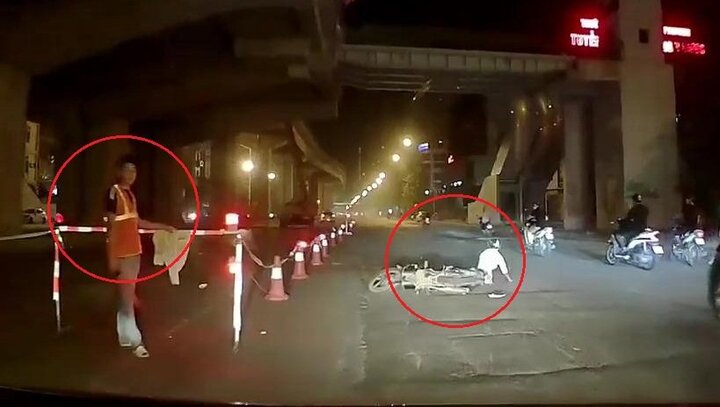 Clip: Xe máy phóng nhanh tự ngã và phản ứng gây tranh cãi của nhân viên công trình
