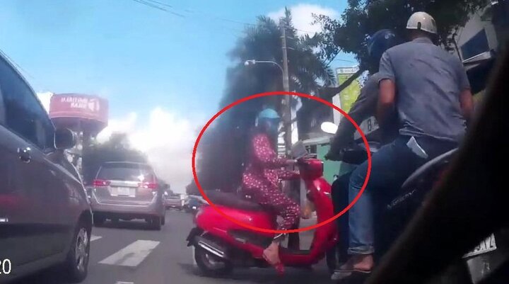 Clip: Nữ 'ninja' Attila sang đường như tên bắn, đốn ngã 2 thanh niên