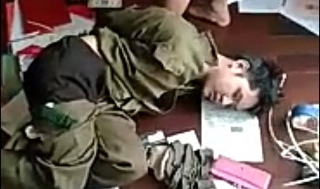 Kẻ lạ mặt dùng dao khống chế 3 con tin trong nhiều giờ