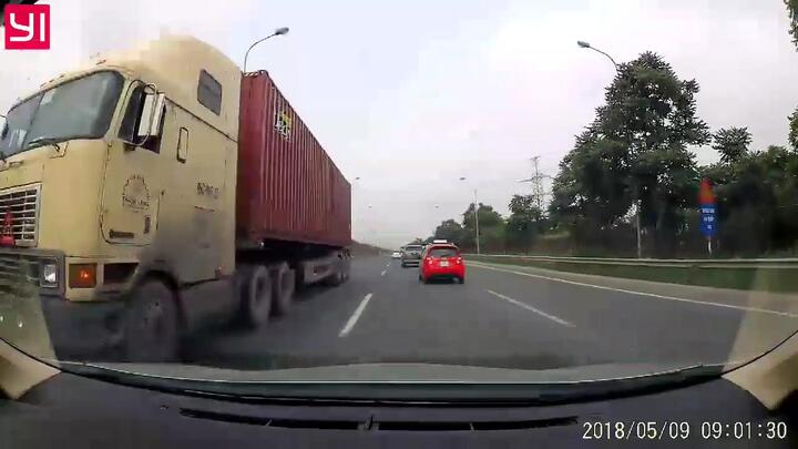 Clip: Container chạy ngược chiều kiểu 'giết người' trên Đại lộ Thăng Long
