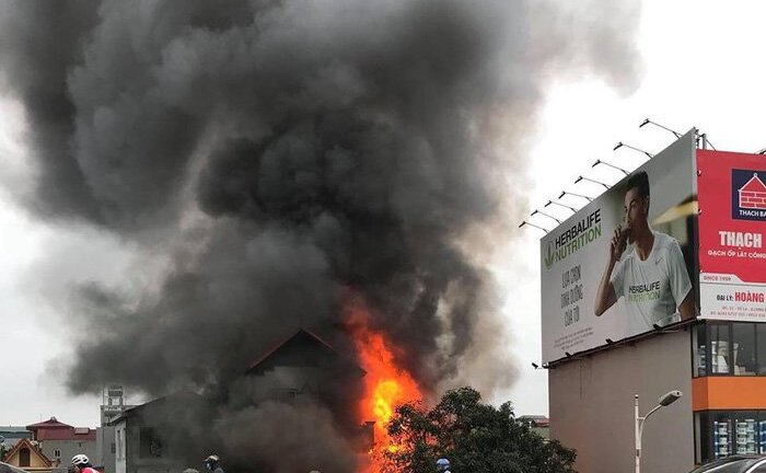 Video: Nhân chứng kể lại khoảnh khắc bắc thang cứu 6 người trong vụ cháy ở Hà Nội