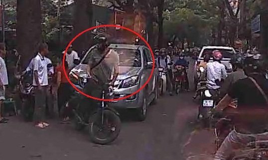 Clip: Thanh niên Tây chặn đầu, đấm vỡ kính ô tô bán tải đi ngược chiều ở Hà Nội