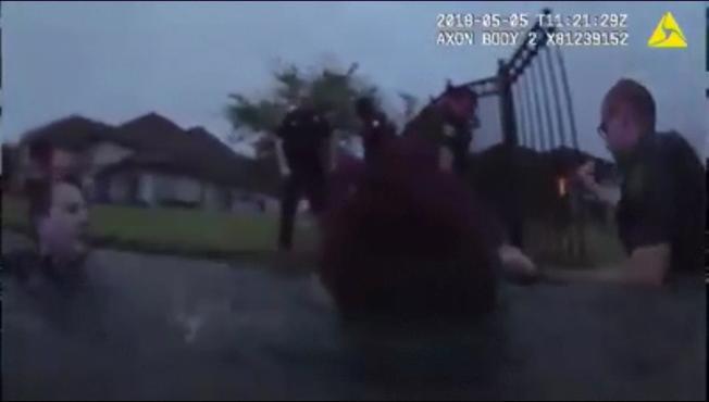 Clip: Cảnh sát liều mình nhảy xuống hồ nước đầy cá sấu, rắn độc để cứu người