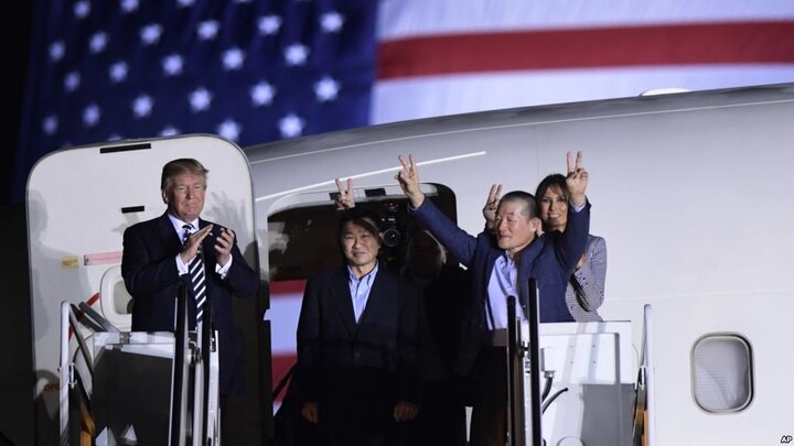Video: Tổng thống Trump vui mừng lên tận máy bay đón các công dân được Triều Tiên trả tự do