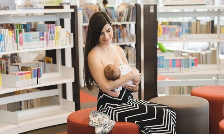 Cho con bú ở nơi công cộng bị ném đá: Chuyên gia nói gì?