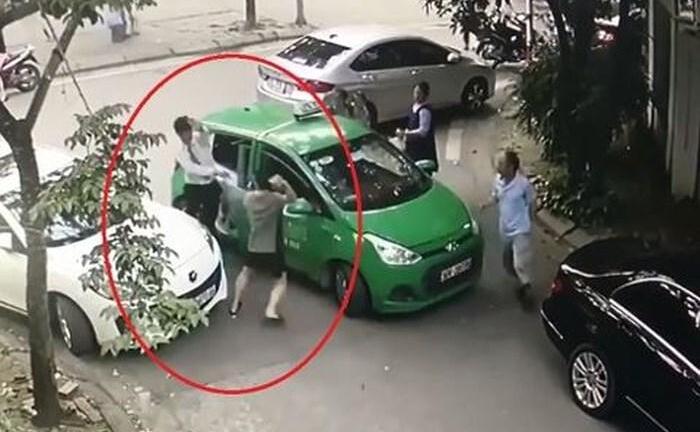 Đỗ xe ngang ngược bị nhắc nhở, tài xế Mercedes lao xuống đánh người chảy máu